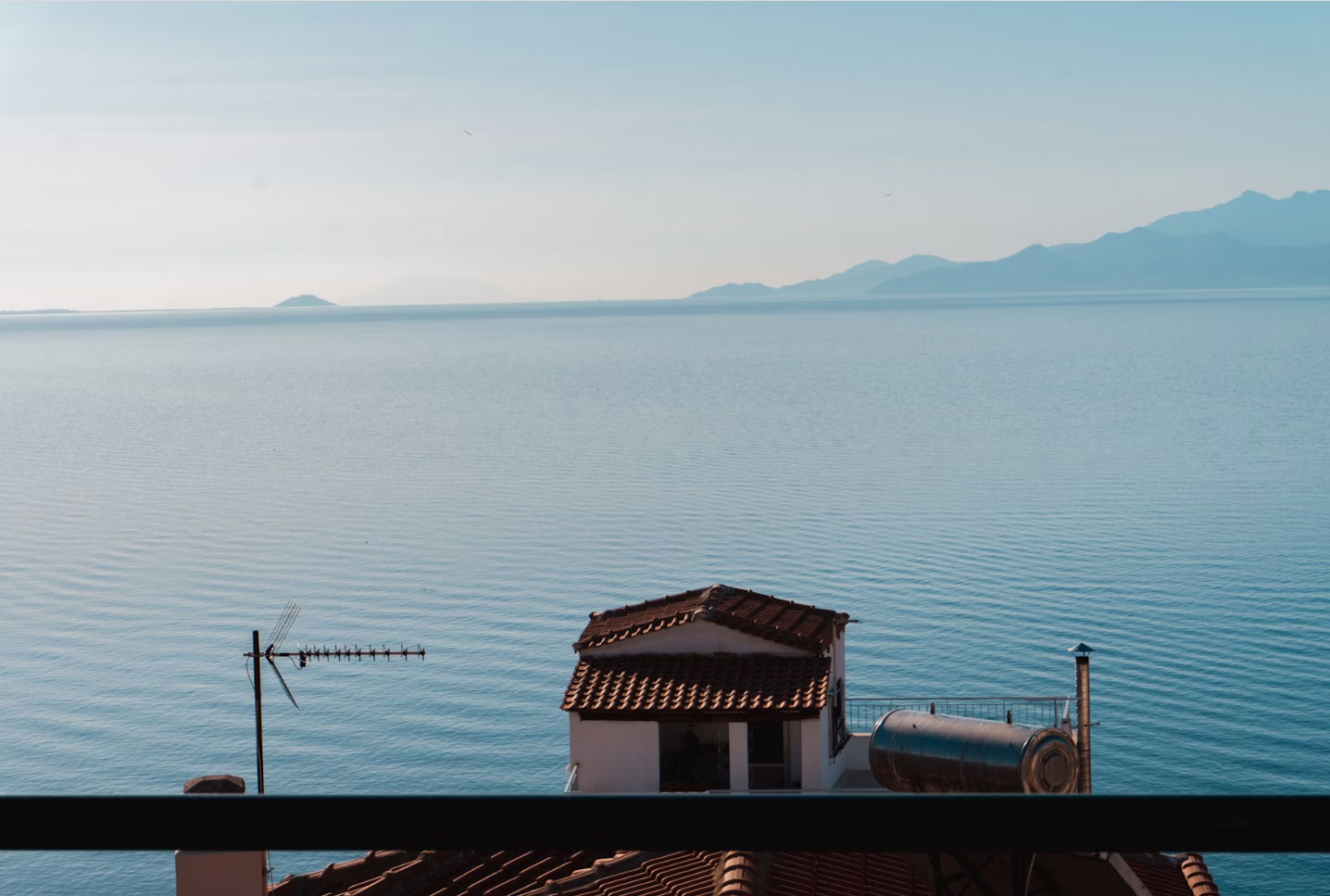 https://images.unsplash.com/photo-1715030850002-8e431199ed68?q=80&w=1771&auto=format&fit=crop&ixlib=rb-4.0.3&ixid=M3wxMjA3fDB8MHxwaG90by1wYWdlfHx8fGVufDB8fHx8fA%3D%3D