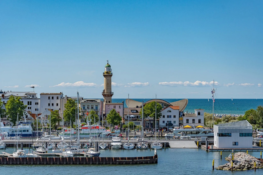 Sinousxl auf Pixabay.com // URL: https://pixabay.com/photos/warnem%C3%BCnde-lighthouse-cityscape-8079731